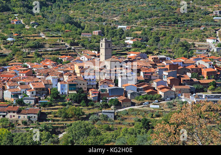 Guardando verso il basso sui tetti del villaggio nucleate Garganta la Olla, La Vera, Estremadura, Spagna Foto Stock