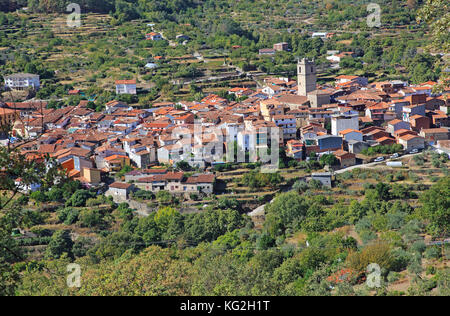 Guardando verso il basso sui tetti del villaggio nucleate Garganta la Olla, La Vera, Estremadura, Spagna Foto Stock