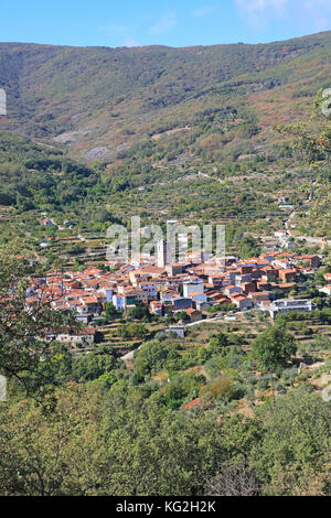 Guardando verso il basso sui tetti del villaggio nucleate Garganta la Olla, La Vera, Estremadura, Spagna Foto Stock