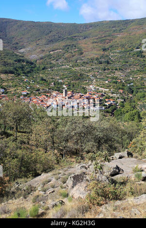 Guardando verso il basso sui tetti del villaggio nucleate Garganta la Olla, La Vera, Estremadura, Spagna Foto Stock