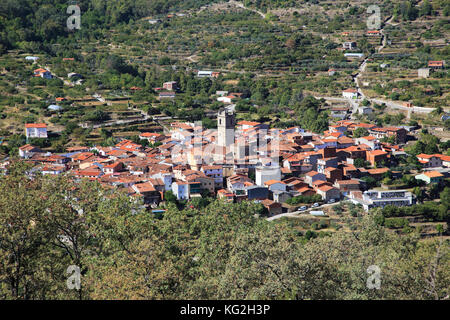 Guardando verso il basso sui tetti del villaggio nucleate Garganta la Olla, La Vera, Estremadura, Spagna Foto Stock