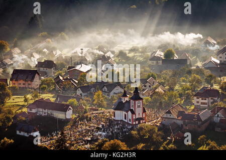 Un paesaggio fantastico a sunrise in Transilvania romania panorama autunno Foto Stock