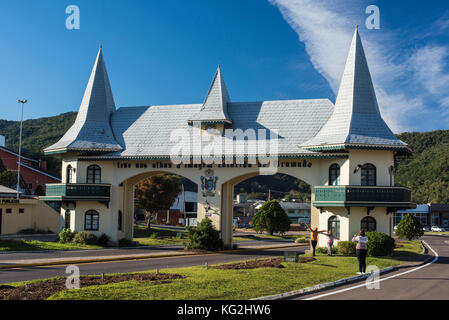 Ingresso del paese portico sul taquara road, Gramado Foto Stock