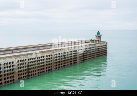 Parete di Porto di Dieppe, Francia su ancora una giornata di mare calmo. Foto Stock