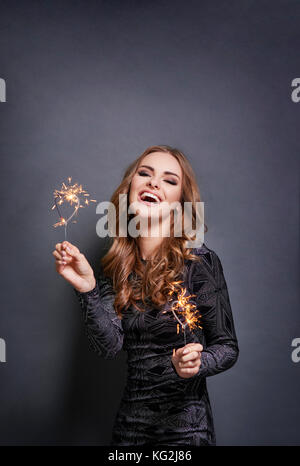 La magia del tempo con sparkler in studio shot Foto Stock