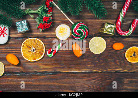 Sfondo di natale con albero di natale rami, ornamenti, caramelle e decorazioni. spazio libero Foto Stock