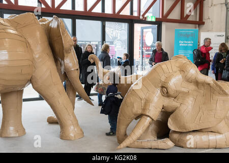 L'elefante nella sala di installazione di arte che simboleggia la questione sociale dei senzatetto - parte dello scafo 2017 UK Città di cultura, Hull, England, Regno Unito Foto Stock