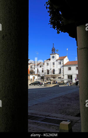 Architettura tradizionale Plaza Mayor, villaggio di Cuacos De Yuste, La Vera, Estremadura, Spagna Foto Stock