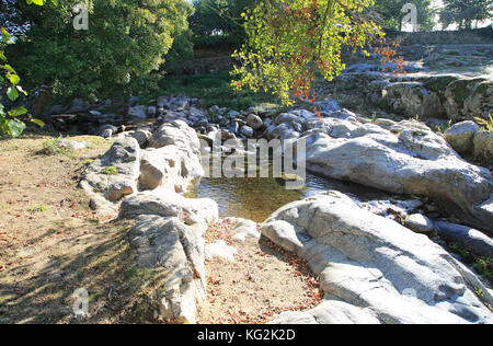 Fiume Tietar basso livello in estate, Cuacos De Yuste, La Vera, Estremadura, Spagna Foto Stock