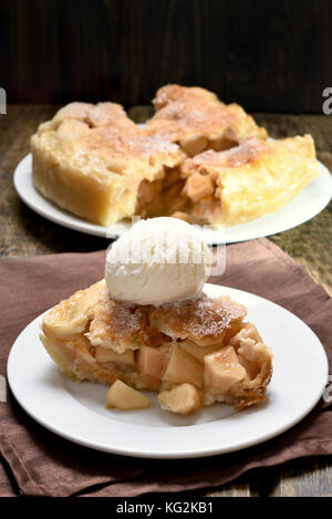 Fetta di torta di mele servita con gelato Foto Stock