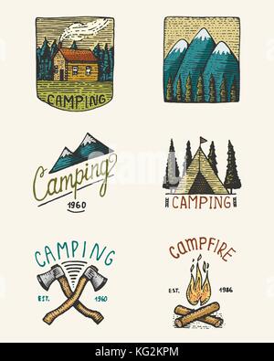 Set di incisi vintage, disegnati a mano, vecchio, etichette o badge per campeggio, escursioni, caccia con picchi di montagna, house, ax e tenda, falò con la foresta Illustrazione Vettoriale
