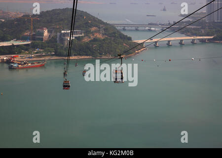 Vista da 4 miglio lungo la cabinovia Ngong Ping 360 sull'Isola di Lantau Foto Stock