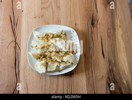 Gnocchi di patate su una piastra con cipolla fritti Foto Stock