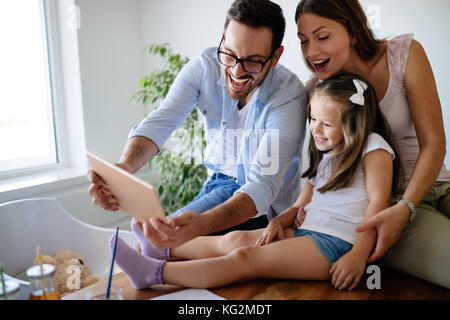 La famiglia felice tenendo selfie nella loro casa Foto Stock