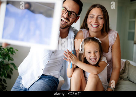 La famiglia felice tenendo selfie nella loro casa Foto Stock