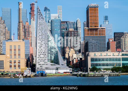 Foto panoramica dello skyline di Manhattan, skyscrappers, edifici, fiume in giornata di sole. Foto Stock