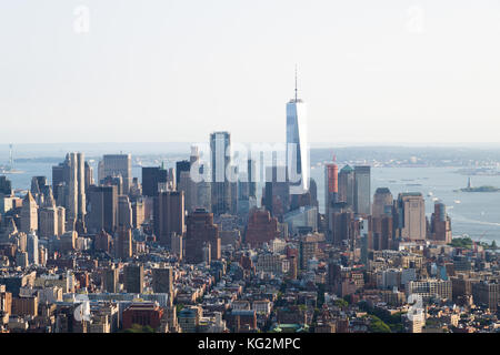 Foto panoramica dello skyline di Manhattan, skyscrappers, edifici, fiume in giornata di sole. Foto Stock