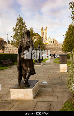 Una vista della Cattedrale di Canterbury nella bassa luce invernale mattutina da Lady Wooton's Green, le statue di Bertha ed Ethelbert in primo piano, Kent, Regno Unito Foto Stock