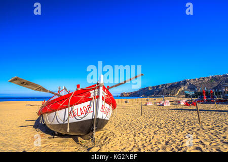 Nazare vecchia barca da pesca Foto Stock