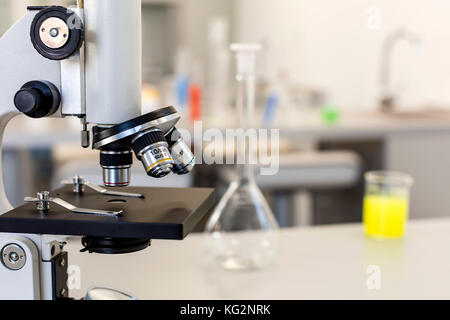 Laboratorio di chimica. microscopio a fuoco. Foto Stock