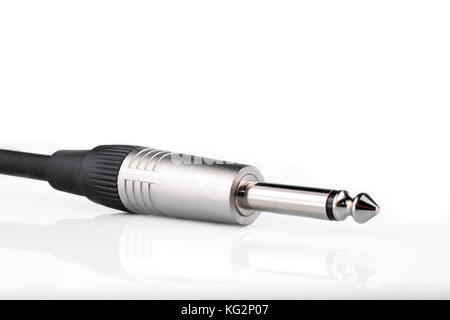 Un jack per chitarra isolato con la riflessione su sfondo bianco Foto Stock