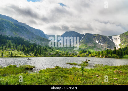 Vista sul Lago di Quarto di Karakol laghi nella gamma Iolgo. Altai Repubblica, Siberia. La Russia Foto Stock