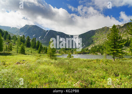 Vista sul Lago di Quarto di Karakol laghi nella gamma Iolgo. Altai Repubblica, Siberia. La Russia Foto Stock