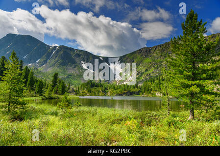 Vista sul Lago di Quarto di Karakol laghi nella gamma Iolgo. Altai Repubblica, Siberia. La Russia Foto Stock