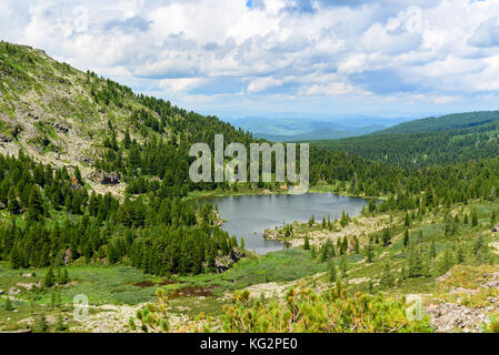 Vista sul Lago di Quarto di Karakol laghi nella gamma Iolgo. Altai Repubblica, Siberia. La Russia Foto Stock