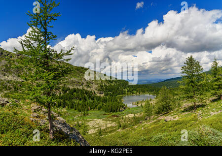 Vista sul Lago di Quarto di Karakol laghi nella gamma Iolgo. Altai Repubblica, Siberia. La Russia Foto Stock