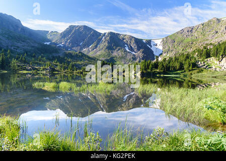 Vista sul Lago di Quarto di Karakol laghi nella gamma Iolgo. Altai Repubblica, Siberia. La Russia Foto Stock