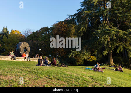 Seattle, Washington: visitatori lounge sul prato del seattle il museo di arte asiatica al parco dei volontari durante un caldo tramonto d'autunno. Foto Stock