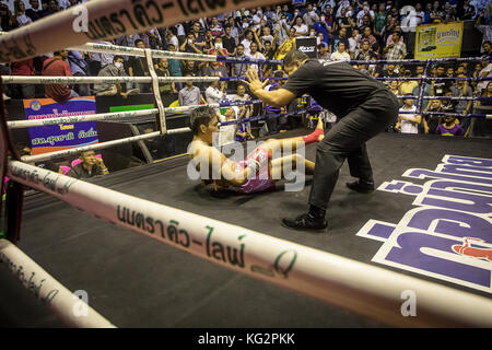 KO, uomo bussato fuori, Muay Thai boxer, Bangkok, Thailandia Foto Stock