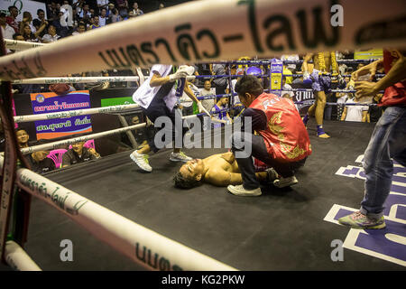 KO, uomo bussato fuori, Muay Thai boxer, Bangkok, Thailandia Foto Stock