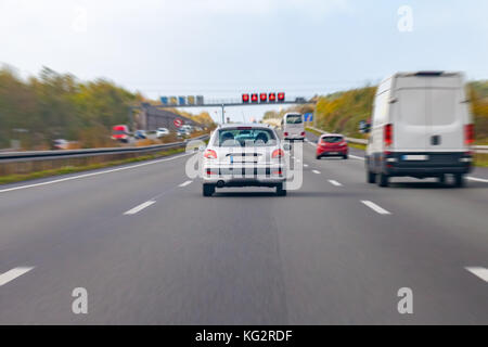 Argento unità auto su una autostrada tedesca Foto Stock