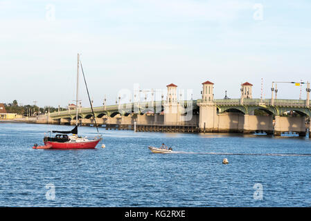 Yacht vela verso il Ponte dei Leoni a St Augustine, Florida. Foto Stock