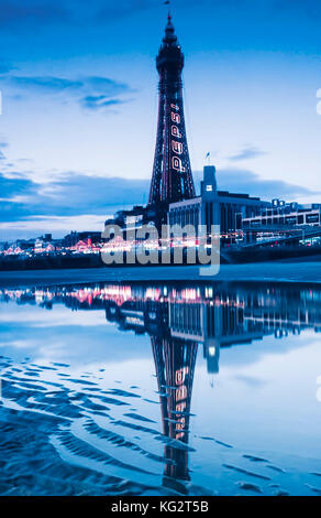 Blackpool Tower illuminata di notte Foto Stock