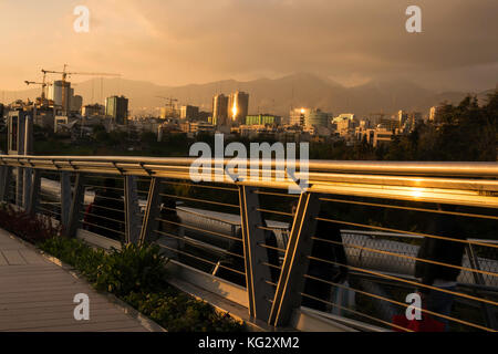 Tehran provincia- iran-novembre 20, 2015 tehran skyline al tramonto, ab-o-atash park viewpoint. Foto Stock