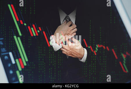 La doppia esposizione imprenditore, con stock exchange grafico. lo sviluppo e la crescita nel mercato azionario e gli investimenti delle imprese concept Foto Stock