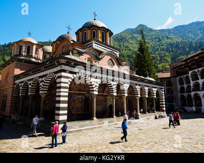 La chiesa principale e le sue cupole del monastero di Rila, Bulgaria Foto Stock