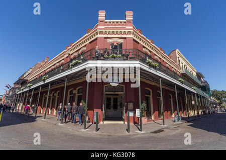 Vecchia casa coloniale con elementi in ferro battuto gallerie per le strade del quartiere francese decorato per il Mardi Gras in New Orleans, Louisiana Foto Stock