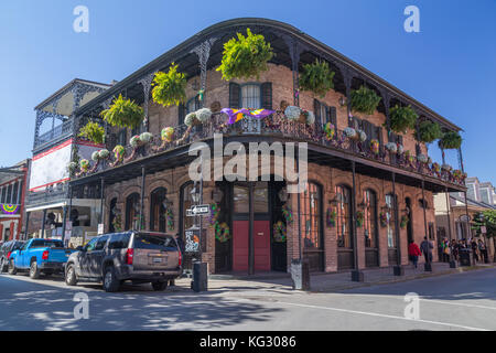 Vecchia casa coloniale con elementi in ferro battuto gallerie per le strade del quartiere francese decorato per il Mardi Gras in New Orleans, Louisiana Foto Stock