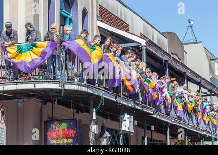 Persone che lanciano perle e guardando la celebrazione da balconi durante il Mardi Gras in New Orleans, Louisiana Foto Stock