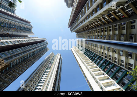 Alte torri residenziali nel sud orizzonti complesso su Ap Lei Chau Isola di Hong Kong. Foto Stock