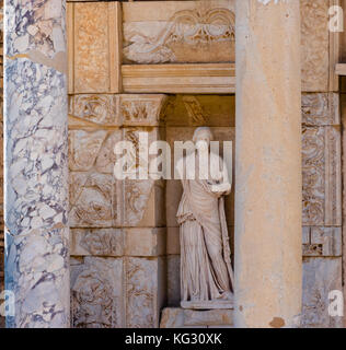 Statua di sophia (saggezza) in Efeso storico della città antica, a selcuk,izmir, Turchia. Foto Stock