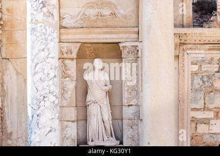 Statua di sophia (saggezza) in Efeso storico della città antica, a selcuk,izmir, Turchia. Foto Stock