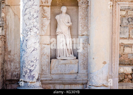 Statua di sophia (saggezza) in Efeso storico della città antica, a selcuk,izmir, Turchia. Foto Stock