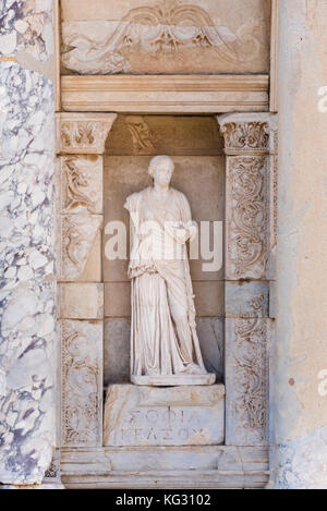 Statua di sophia (saggezza) in Efeso storico della città antica, a selcuk,izmir, Turchia. Foto Stock