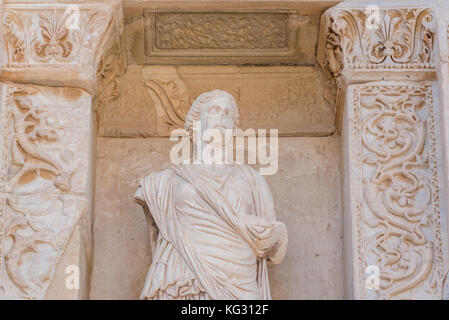 Statua di sophia (saggezza) in Efeso storico della città antica, a selcuk,izmir, Turchia. Foto Stock