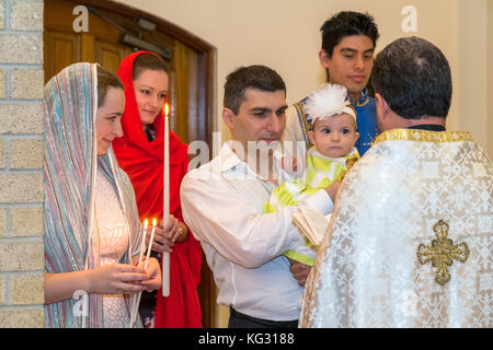 Cristiano che batte una ragazza nella chiesa armena di San Kevork a Houston, TX, USA Foto Stock